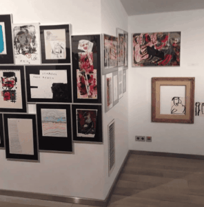 Exposición colectiva de fotografía artística con más de veinte obras enmarcadas por Contell Marcs Barcelona distribuidas en pared blanca, con marcos de madera natural, dorado, negro lacado , galería Espacio 88.