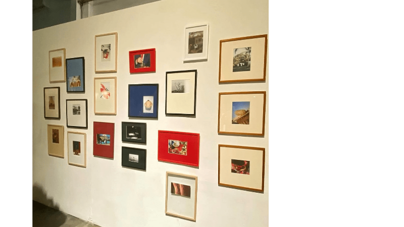 Composición de cuadros enmarcados en pared con marcos personalizados realizada por ContellMarcs.